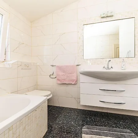 3 Bedroom Awesome In Kastel Gomilica 公寓 Kaštela