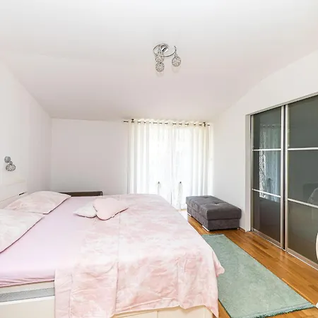 3 Bedroom Awesome In Kastel Gomilica 公寓